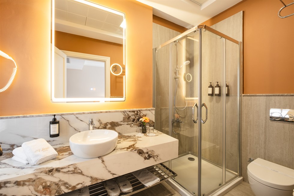 Alaçatı Viento Hotel jakuzili deluxe oda 203 banyo detay görünümü