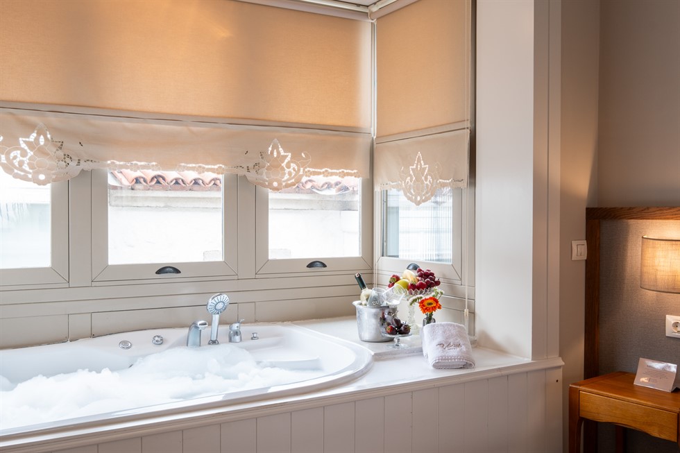 Alaçatı Viento Hotel jakuzili deluxe oda 203 banyo ve jakuzi alanı, modern ve temiz tasarım