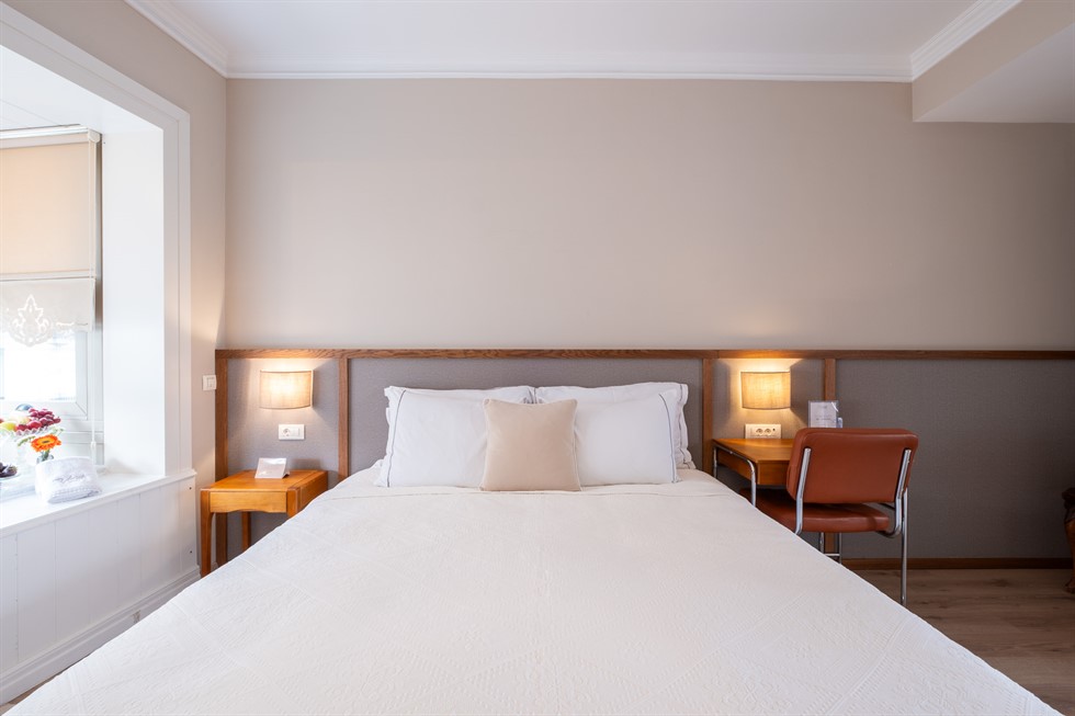 Alaçatı Viento Hotel jakuzili deluxe oda 203 çift kişilik yatak, konforlu uyku alanı