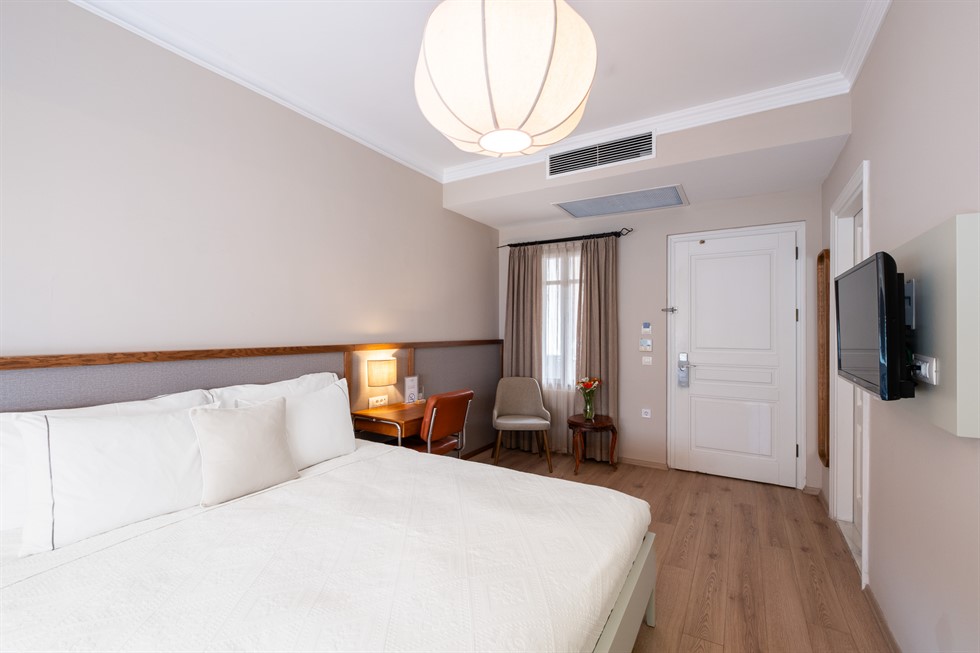 Alaçatı Viento Hotel jakuzili deluxe oda 203 iç mekan tasarımı, estetik ve konforlu alan