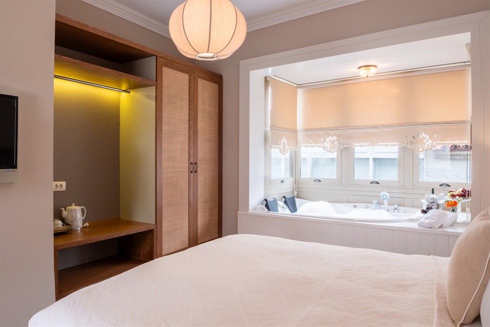 Alaçatı Viento Hotel jakuzili deluxe oda 203 oturma alanı, şık ve rahat iç mekan tasarımı
