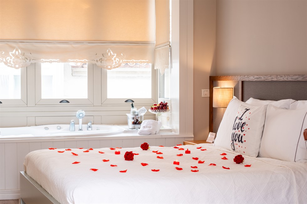 Alaçatı Viento Hotel jakuzili deluxe oda 203 yatak detayı, modern ve rahat tasarım