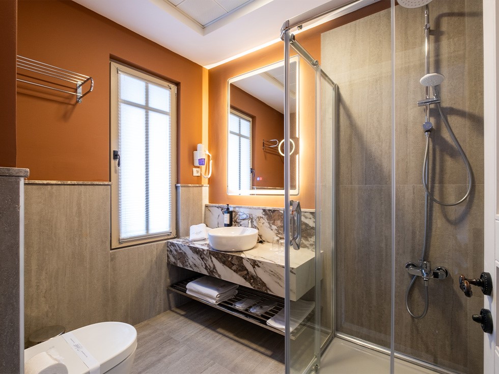 Alaçatı Viento Hotel deluxe oda 205 banyo, temiz ve modern banyo tasarımı