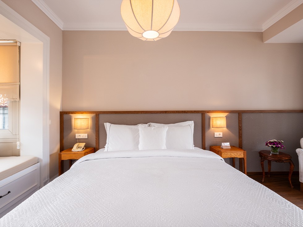 Alaçatı Viento Hotel deluxe oda 205 çift kişilik yatak, konforlu uyku deneyimi