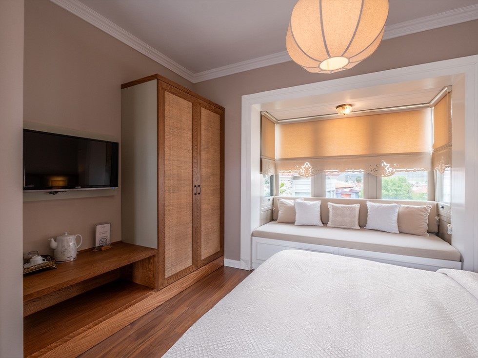 Alaçatı Viento Hotel deluxe oda 205 oturma alanı, şık ve rahat iç mekan tasarımı