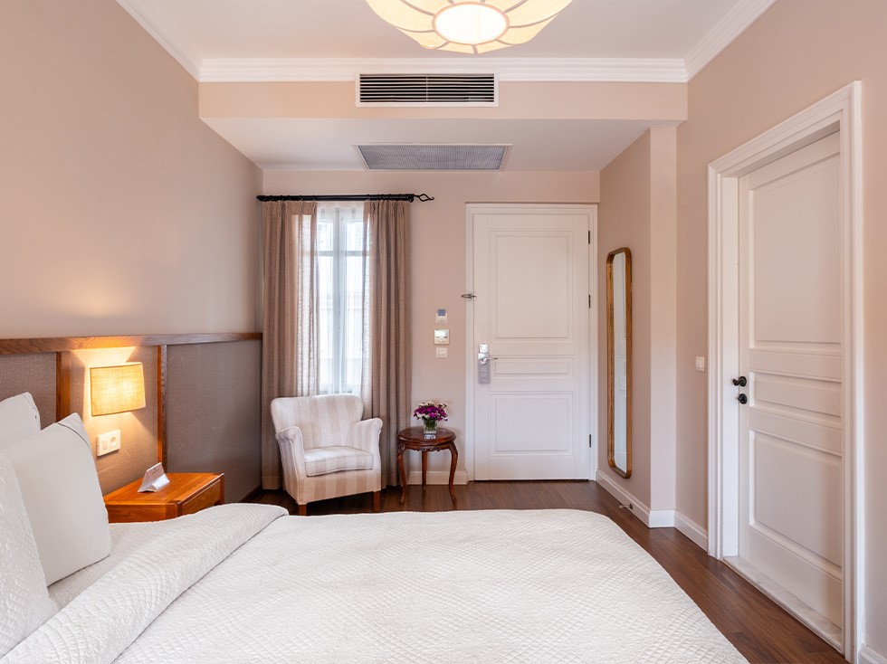 Alaçatı Viento Hotel deluxe oda 205 yatak detayı, modern ve rahat tasarım