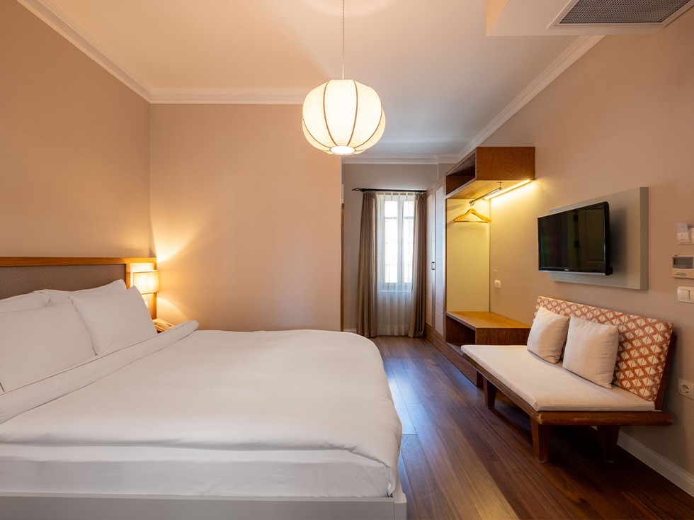 Viento Hotel Alaçatı deluxe room with elegant decoration and relaxing boutique hotel atmosphere