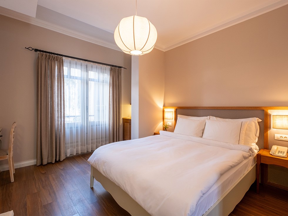 Viento Hotel Alaçatı deluxe garden room with large windows and bright living space