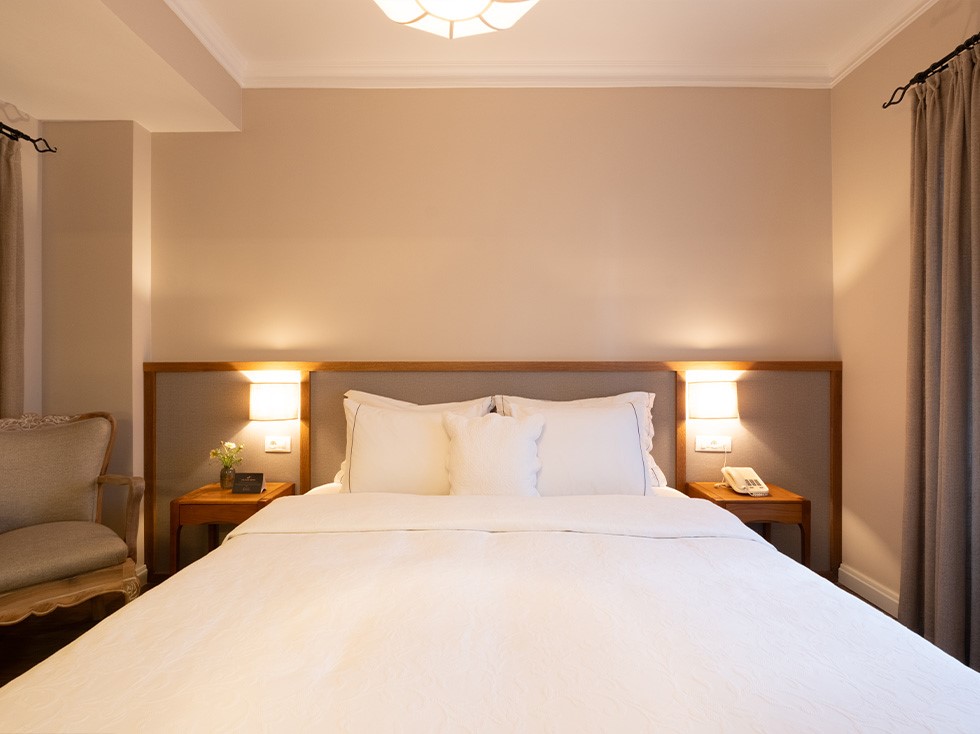 Alaçatı merkezde Viento Hotel oda 104 deluxe geniş ve ferah otel odası genel görünüm