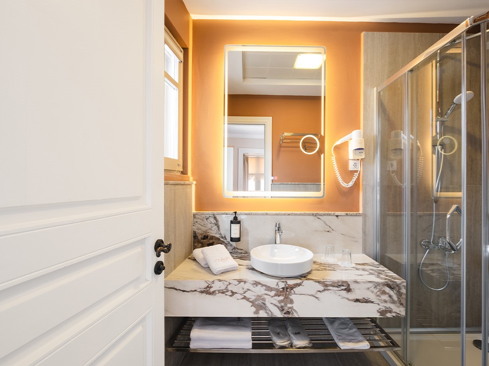 Alaçatı Viento Hotel deluxe oda 202 banyo, temiz ve modern banyo tasarımı
