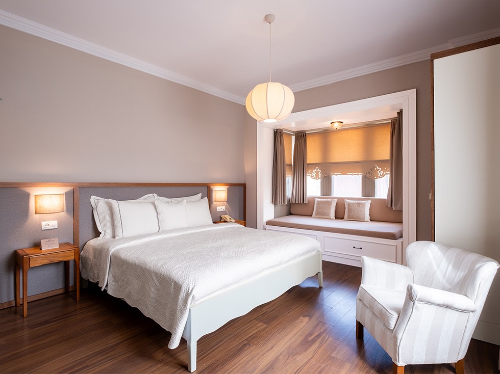 Alaçatı Viento Hotel deluxe oda 202 genel görünüm, ferah ve konforlu butik otel odası