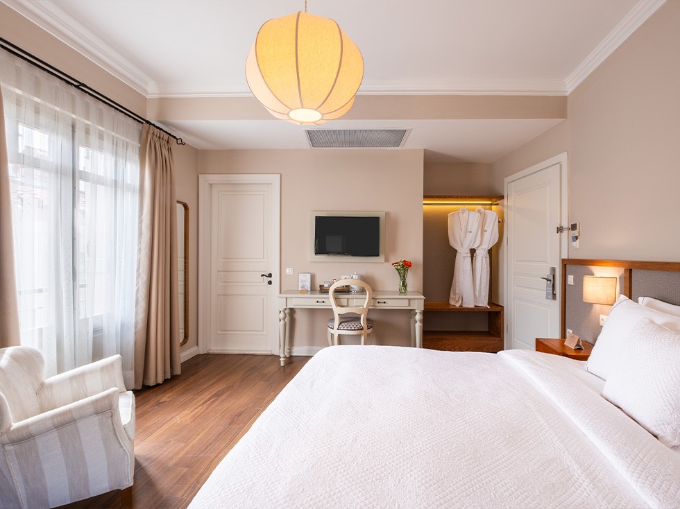 Alaçatı Viento Hotel deluxe oda 202 oturma alanı, şık ve rahat iç mekan tasarımı