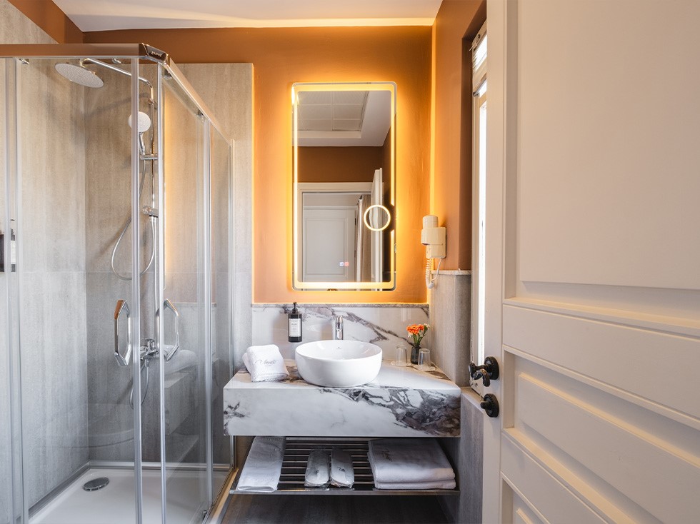 Alaçatı Viento Hotel deluxe oda 206 şık banyo tasarımı birinci görünüm