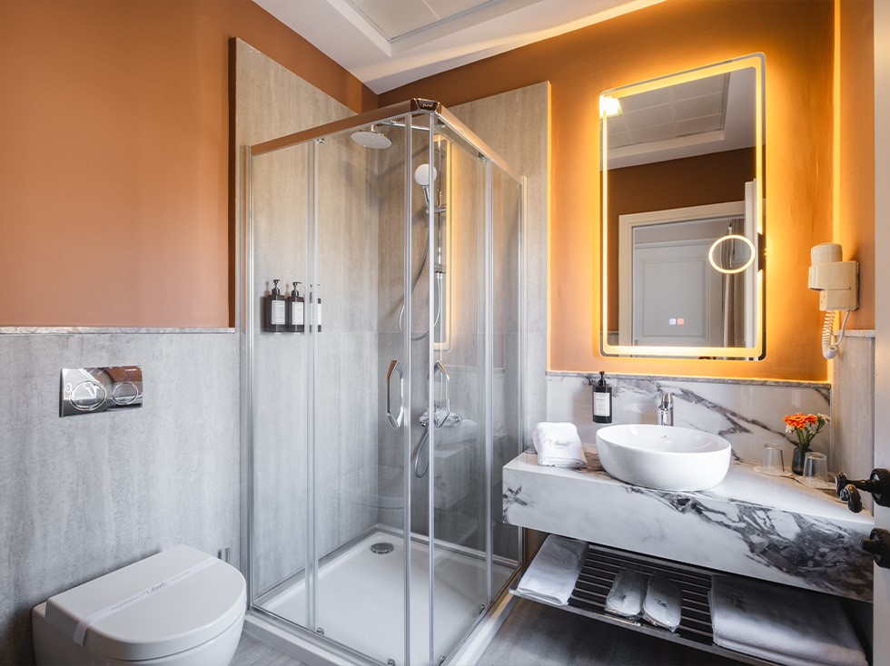 Alaçatı Viento Hotel deluxe oda 206 modern banyo ikinci görünüm