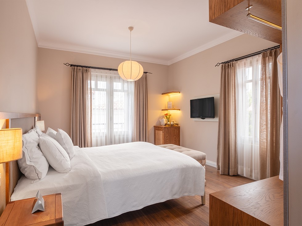 Alaçatı Viento Hotel deluxe oda 206 genel görünüm ferah ve şık otel odası
