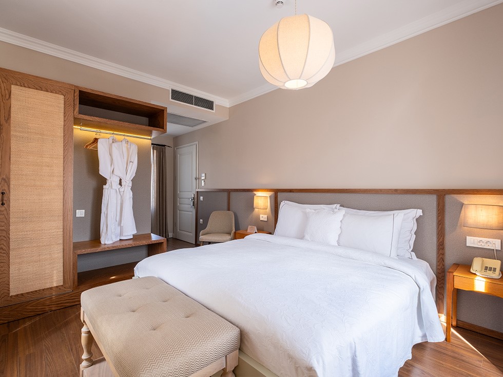 Alaçatı Viento Hotel deluxe oda 206 geniş açı iç mekan modern tasarım