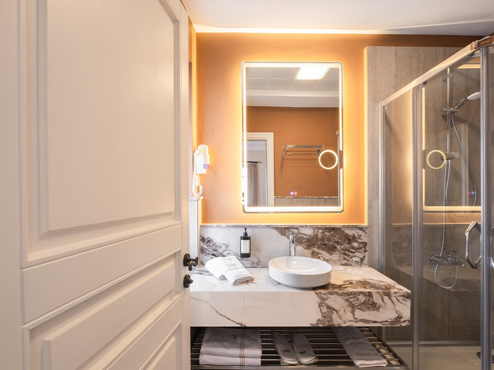 Alaçatı Viento Hotel oda 102 deluxe otel odası banyo şık ve temiz tasarım detayları