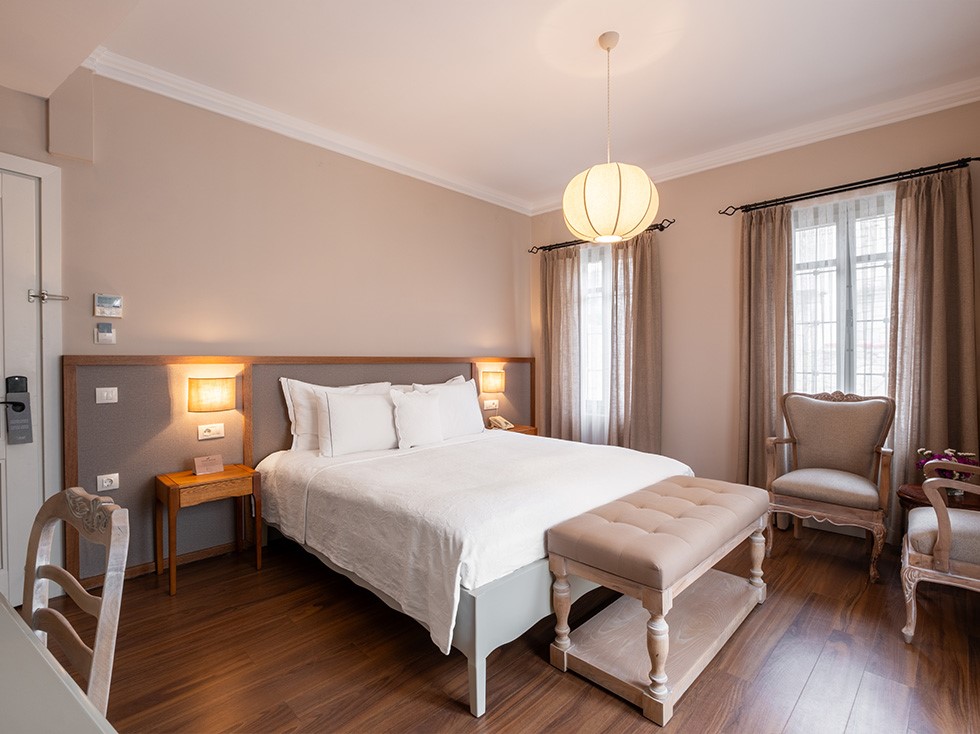 Alaçatı Viento Hotel oda 102 deluxe otel odası genel görünüm ferah ve şık tasarım