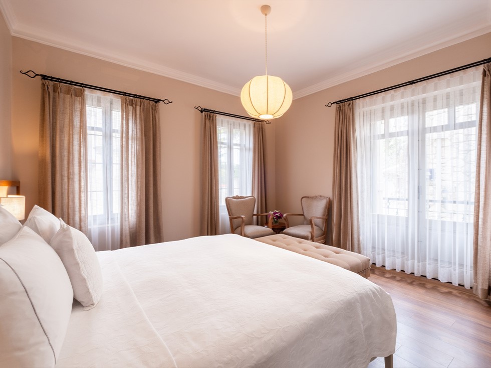 Alaçatı Viento Hotel oda 102 deluxe otel odası zarif iç mekan tasarımı ve geniş kullanım alanı