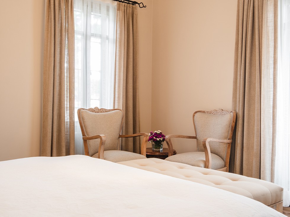 Alaçatı Viento Hotel oda 102 deluxe otel odası geniş pencere doğal ışık alan ferah ortam