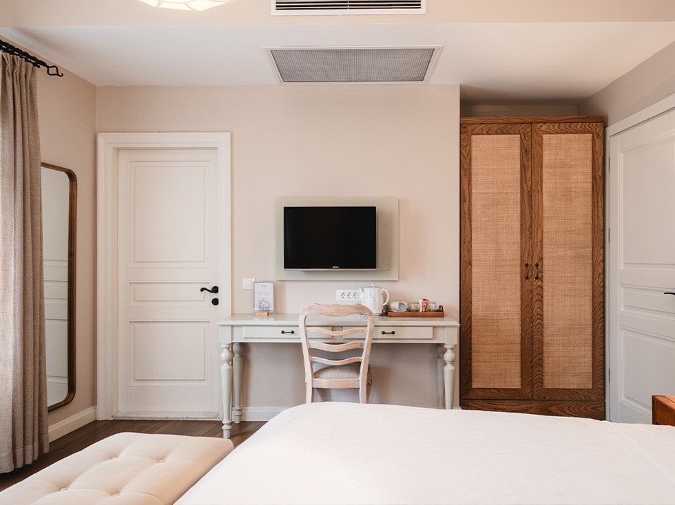Alaçatı Viento Hotel oda 102 deluxe otel odası TV alanı modern tasarım ve rahat kullanım