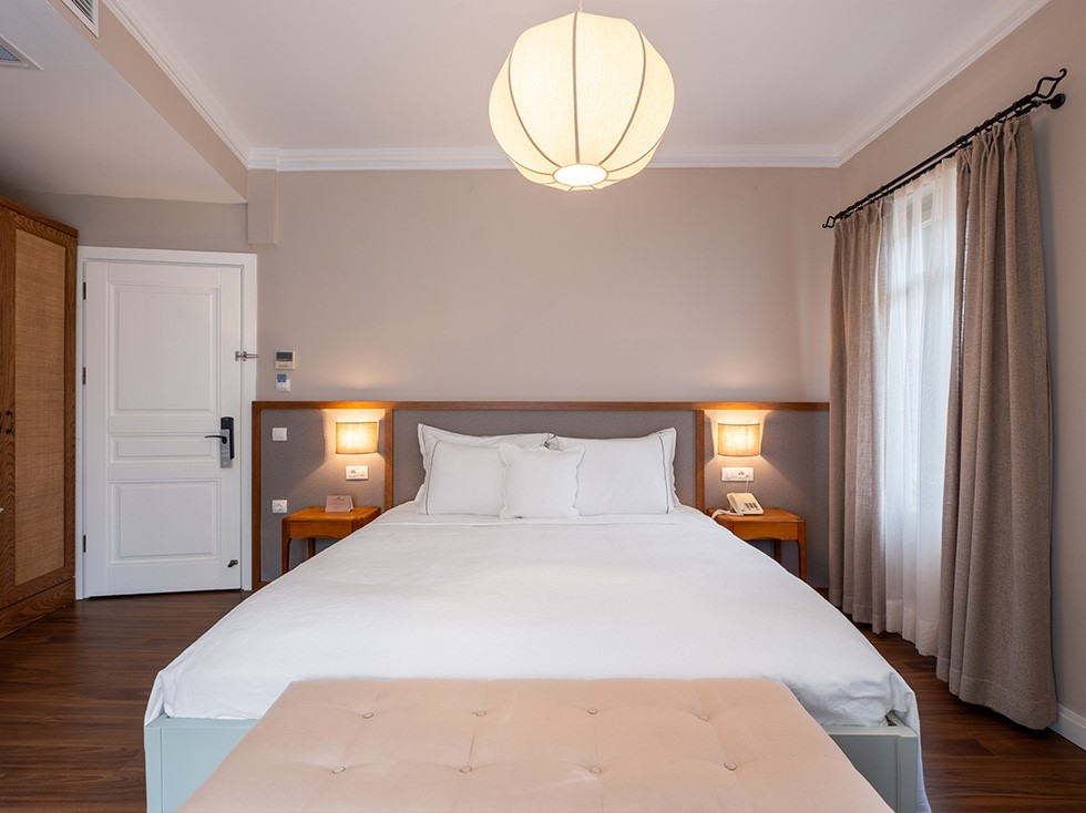 Alaçatı Viento Hotel oda 102 deluxe otel odası konforlu çift kişilik yatak ve modern dekorasyon