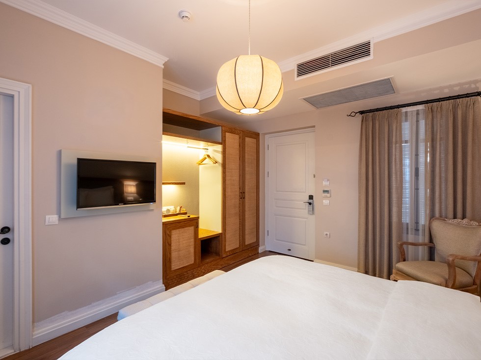 Alaçatı Viento Hotel deluxe oda 104 modern iç mekan tasarımı ve konforlu yaşam alanı